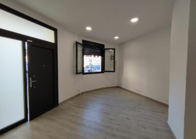 reforma antiguo local en vivienda unifamiliar entrada